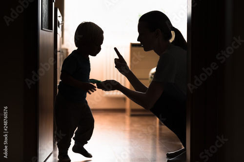 Cuadros en Lienzo Mom disciplining her child.