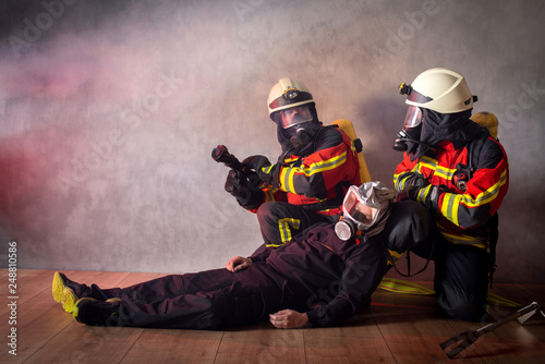 Plakat Straż Pożarna   praca-ratownicza-straz-pozarna-ochrona-drog-oddechowych-ratownictwo-osob-z-maska-ratownicza-i-ratownictwo
