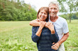 Senioren Paar umarmt sich verliebt