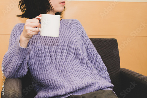 マグカップを持つ女性 Stock 写真 Adobe Stock マグカップを持つ女性 Stock 写真 Adobe Stock