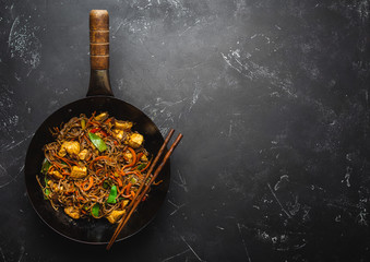 Canvas Print - Stir fry noodles with chicken and vegetables