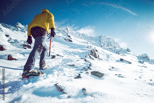 Fotografía A climber ascending a mountain in winter