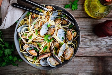 Wall Mural - Traditional italian seafood pasta with clams Spaghetti alle Vongole in the pan