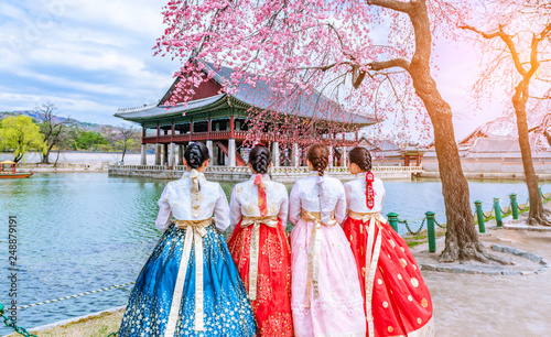 Fotomural Cherry Blossom with Korean national dress at Gyeongbokgung Palace Seoul,South Ko