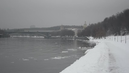 Wall Mural - Winter cityscape in Moscow: Moskva river and Sparrow Hills park (Vorobyovy Gory)