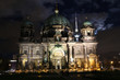 Berliner Dom bei Nacht mit Fernsehturm im Hintergrund