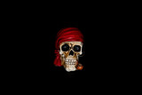 Totenkopf Pirat mit rotem Kopftuch und Pfeife