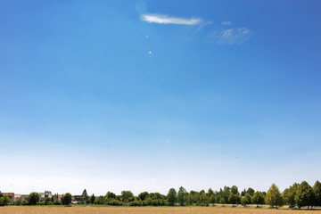 Blick zum Dorf an einem Sommertag