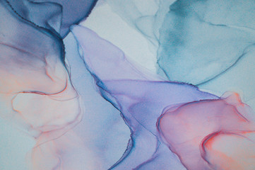  Alkoholu atramentu obmycia tekstura na białego papieru tle. Płynny przepływ farby. Przejrzysty eteryczny efekt. Zbliżenie obrazu. Wysoce teksturowane kolorowe abstrakcyjne malarstwo tła.