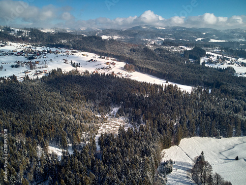 piekna-panoramiczna-panorama-z-drona-z-lotu-ptaka-do-istebnej-duzej-wsi-i-siedziby-gminy-istebna-powiat-cieszynski-w-wojewodztwie
