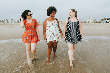 Wall Mural - Curvy women at the beach