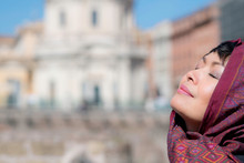 Femme Prenant Une Grande Respiration Au Soleil De Rome