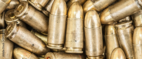 Fotografía Top close-up macro view of large group of gun bullets