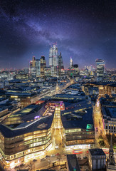 Fototapete - Blick über die Dächer der Skyline von London auf die City bei Nacht mit Sternenhimmel