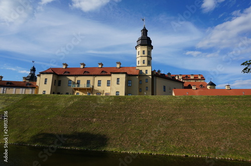 Plakat Zamek w Nieświeżu wczesną jesienią. Nyasvizh, Nieśwież, Nieśwież, Nieśwież, Nieśwież, Nieśwież, w obwodzie mińskim, Białoruś. Miejsce zamku mieszkalnego Radziwiłłów.