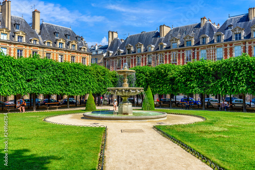 place-des-vosges-place-royale-is-the-oldest-planned-square-in-paris-and-one-of-the-finest-in-the-city-it-is-located-in-the-marais-district-in-paris-france