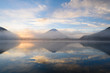© akira1201 - 朝靄がたちこめる早朝の富士山と精進湖