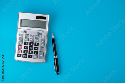 Cuadros en Lienzo Sliver calculator on vivid blue background