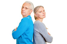 Ernstes Senioren Paar Lehnt Rücken An Rücken