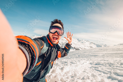 Fotomural Happy handsome man taking a selfie hiking