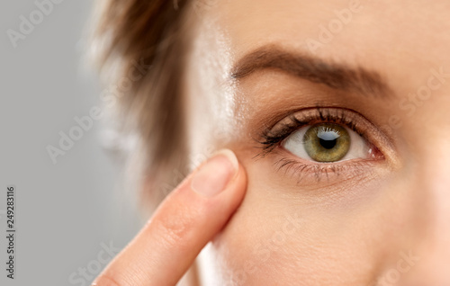 Fotografía vision, beauty and people concept - close up of woman pointin finger to eye