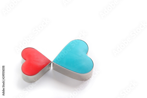 横長の白バックに置かれた抜き型と粘土で作った赤と青のハート Stock Photo Adobe Stock 横長の白バックに置かれた抜き型と粘土で作った赤と青のハート Stock Photo Adobe Stock