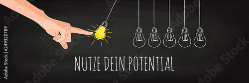 Fotografía Nutze dein Potential - Glühbirnen Pendel Konzept
