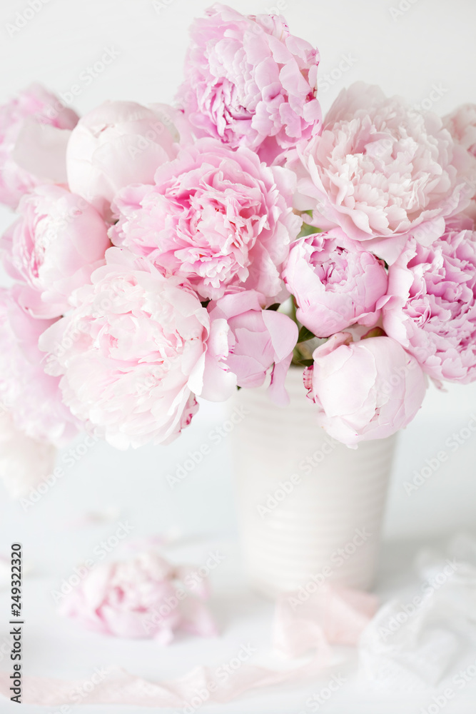 Różowy bukiet kwiatów piwonii w wazonie - obrazy, fototapety, plakaty 