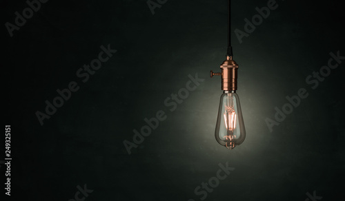 Fotografía Close up of a vintage, Edison lightbulb over dark background with copy space