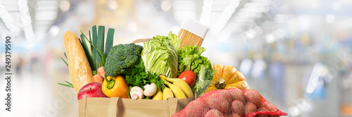 Fotografía Eco friendly reusable shopping bag filled with food and vegetables