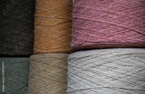 Cuadros en Lienzo natural bobbin yarn on the shelves, knitting yarn.