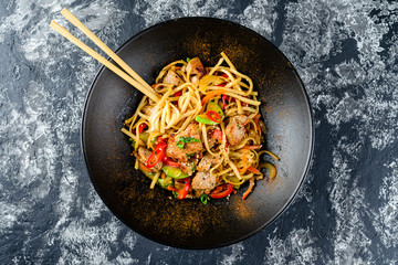 Canvas Print - Udon stir-fry noodles with chicken meat and sesame in bowl