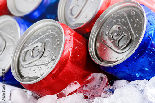 Fotomural Red and blue soda cans on ice with condensation droplets