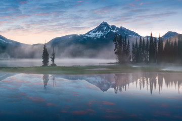 Wall Mural - south sister and broken top reflect over the calm waters of sparks lake at sunrise in the cascades r