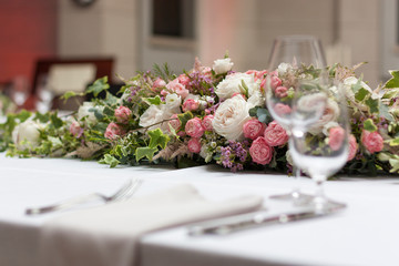 Wall Mural - Beautiful floral arrangement on the table in the restaurant on the wedding day