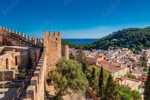 Plakat widok miasta capdepera, mallorca, hiszpania