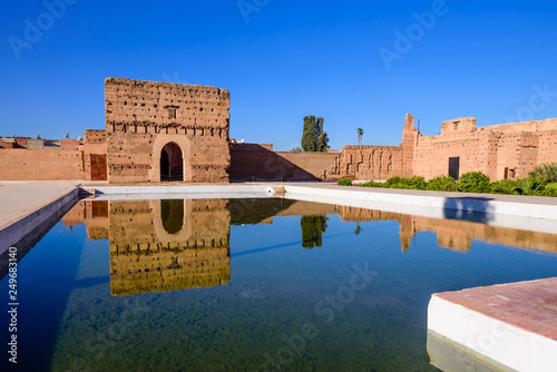 Zdjęcie XXL Zwiedzanie Maroka. Pałac El Badi w medynie w Marrakeszu z odbiciem w stawie wodnym. Popularna atrakcja architektoniczna i turystyczna.