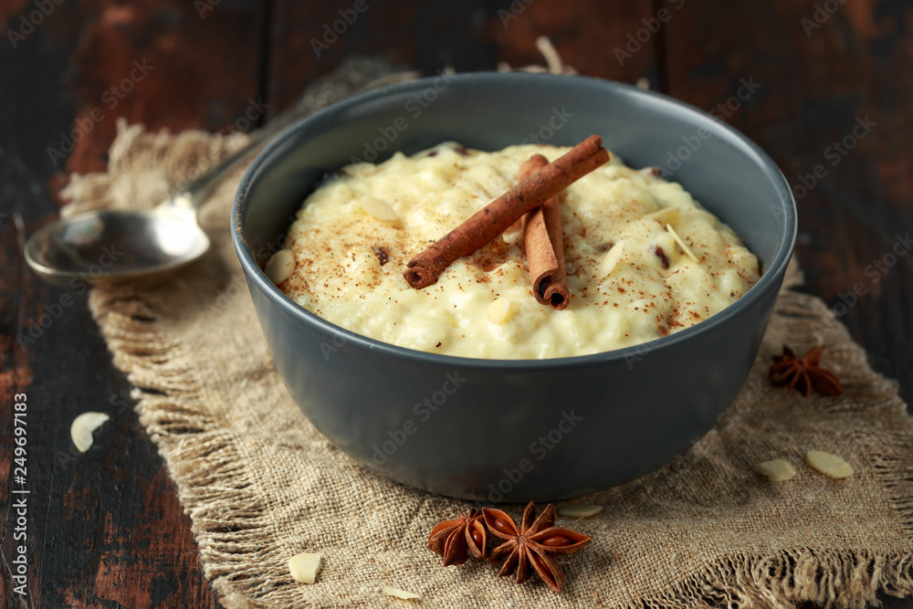 Obraz na płótnie Classic rice pudding with cinnamon and almond nuts. healthy breakfast w salonie