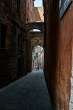 Fototapeta Na drzwi - narrow street in nistorical center of Siena, Italy