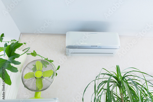 エアコンと扇風機と観葉植物 Stock Photo Adobe Stock エアコンと扇風機と観葉植物 Stock Photo Adobe Stock