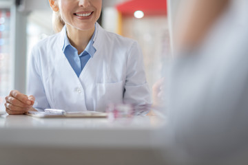 Canvas Print - Nice smiling doctor talking to her little patient