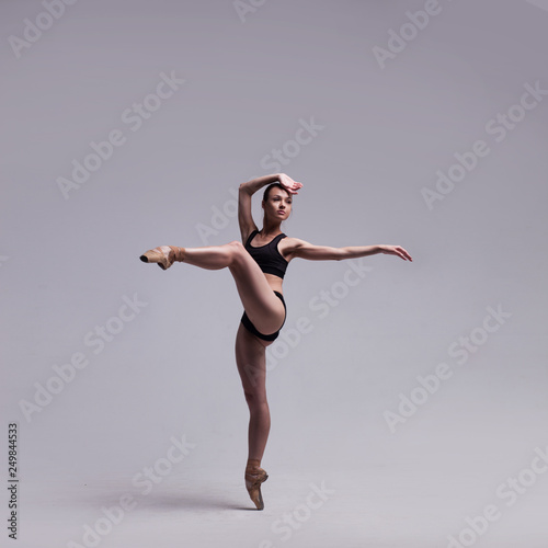 Beautiful Ballet Dancer Posing On Pointes. Fototapete