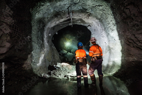 Fotografía Miners underground at a copper mine in NSW, Australia