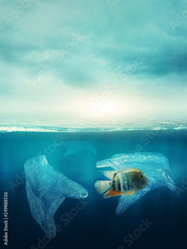 Fotomural Plastic bag with a fish in the ocean