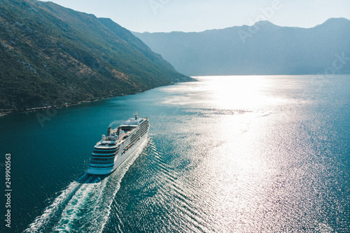 Fotomural aerial view of cruise liner in sea bay