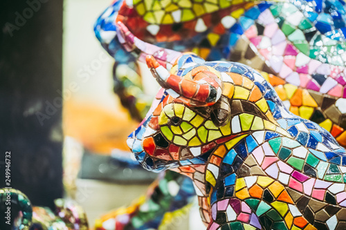 Photographie Figurine taureau aux couleurs vives