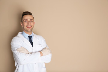 Canvas Print - Portrait of male dentist on color background. Space for text