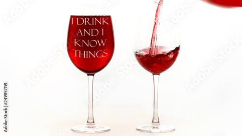 Fotomural Red wine glasses with I drink and I know things text on white background