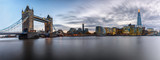 Fototapeta Londyn - Die Skyline von London am Abend: von der Tower Bridge bis zur London Bridge 