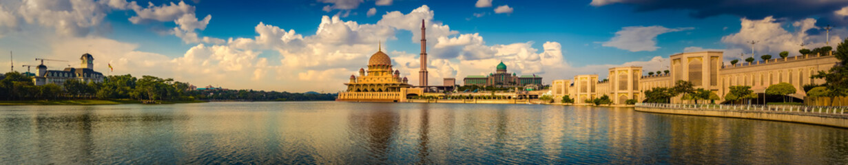 Wall Mural -  Putrajaya skyline. Amazing view of Putra mosque. Panorama